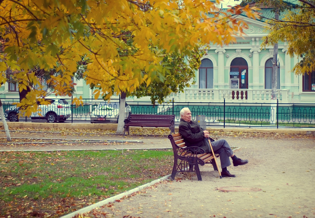 důchodce v parku