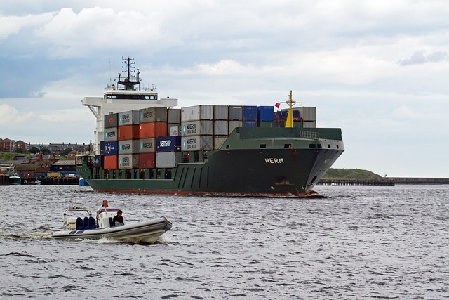kontejnery při plavbě na moři